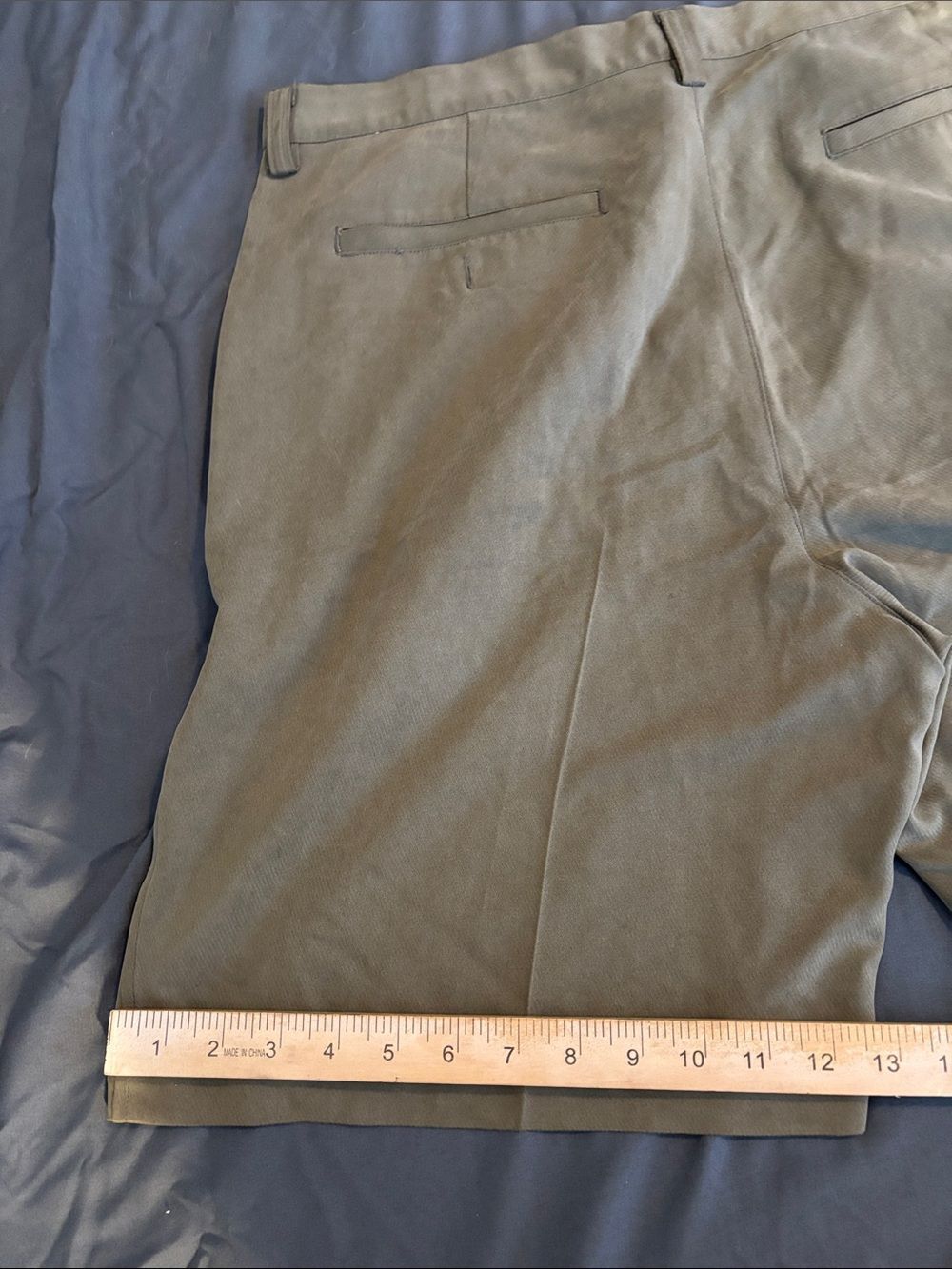 Tommy Bahama Men's 100% Silk Olive green shorts size 36 pleated Front 8”